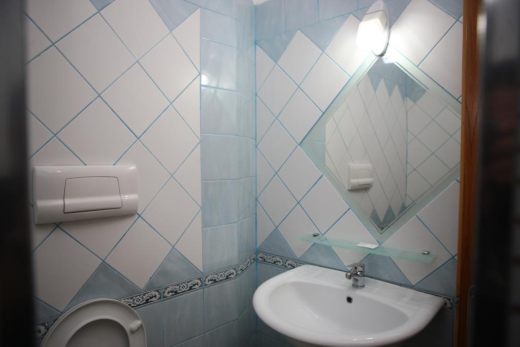 Hotel Alpine Vlorë Quarto foto