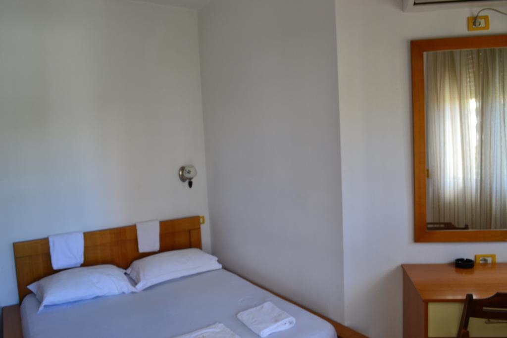 Hotel Alpine Vlorë Quarto foto